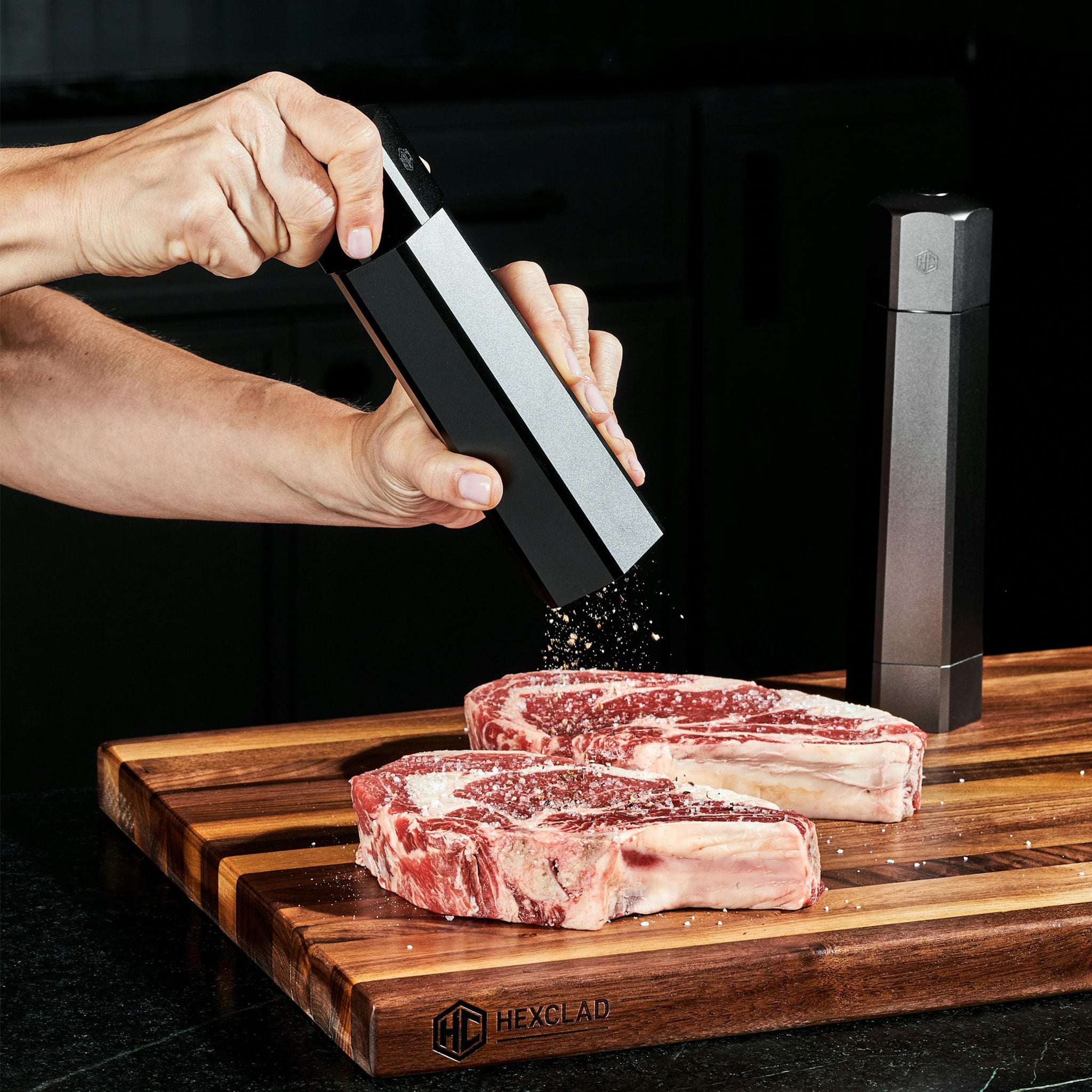 HexMill Salt and Pepper Grinder Set | HexClad EU