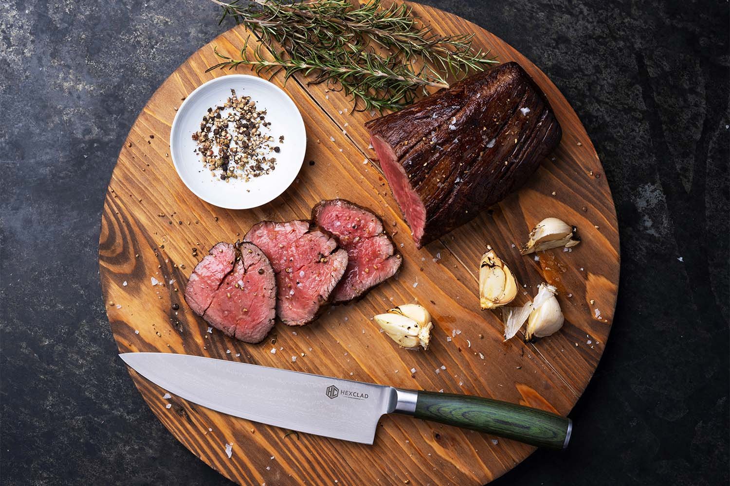 ></p> <p>Gibt es etwas Besseres als ein selbstgekochtes Essen nach einem langen Tag? Wie wäre es mit einem einfach zuzubereitenden Komfortgericht das Ihr Zuhause den ganzen Nachmittag über mit gemütlichen Aromen erfüllt?</p> <p>Wenn das wie ein wahr gewordener Traum klingt dann ist das Schmoren die richtige Kochtechnik für Sie. Wenn Sie sich fragen was Schmoren ist und wie Sie zum Profi werdendann haben wir das Richtige für Sie.</p> <h2><strong>Was bedeutet esFleisch zu schmoren?</strong></h2> <p>Schmoren ist eine schonende Kochtechnik bei der Fleischstücke langsam gegart werden bis sie zart vom Knochen fallen.</p> <p>Im Wesentlichen wird das Fleisch in etwas Flüssigkeit auf kleiner Flamme auf dem Herd oder im Ofen gegart. Dieser Prozess ermöglicht es dem Bindegewebe und dem Kollagensich in Gelatine aufzulösen und selbst die zähesten Fleischstücke in zartschmelzende Bissen zu verwandeln.</p> <p>Während des Schmorens geben die Zutaten ihre Fette und Aromen an die Schmorflüssigkeit ab. Diese langsame Verschmelzung erzeugt bei jedem Bissen reichhaltige Aromen.</p> <p>Anders als beim Schmoren taucht das Fleisch beim Schmoren nicht vollständig in die Flüssigkeit ein. Sie müssen Ihr Fleisch auch nicht in Stücke schneiden.</p> <h2><strong>Was sind die Vorteile des Schmorens von Fleisch?</strong></h2> <p>An Tagen an denen Ihnen der Dampf ausgeht können Sie mit dem Schmoren von Fleisch nichts falsch machen. Mit dieser Methode mit geringem Aufwand lassen sich köstliche Gerichte problemlos zubereiten.</p> <p>Sobald Ihre Zutaten köcheln lassen Sie sie einfach ziehen! Während die Kochzeit beim Schmoren von Fleisch in der Regel zwischen eineinhalb und drei Stunden beträgt ist der größte Teil der Vorbereitungszeit arbeitsfrei. Sie können diese Zeit nutzen um andere Aufgaben zu erledigen ein Buch zu lesen ein Nickerchen zu machen fernzusehen ein Bad zu nehmen – was auch immer Sie brauchen.</p> <p>Während Sie das tun wird das Schmoren Ihr Fleisch zart machen und Ihr Zuhause mit köstlichen Düften erfüllen die Ihre Stimmung aufhellen. Da zum Schmoren nur eine einzige Pfanne oder ein Schmortopf benötigt wird verursachen Sie weniger Unordnung und sparen Zeit beim Reinigen.</p> <p>Schmoren ist zudem äußerst kostengünstig. Um ein leckeres Schmorgericht zuzubereiten braucht es kein ausgefallenes Stück Fleisch. Da Ihr Fleisch durch den Schmorvorgang zart wird ist ein günstigeres zäheres Stück Fleisch eigentlich ideal.</p> <p>Mit der richtigen Pfanne lassen sich beim Schmoren von Fleisch auch große Portionen ergeben. Schmoren ist eine kostengünstige (und köstliche) Möglichkeit eine Menschenmenge zu ernährenwenn man Gäste empfängt oder besondere Anlässe feiert.</p> <p>Der Hauptvorteil des Schmorens von Fleisch ist natürlich der Geschmack. Das Schmoren bringt unwirkliche Aromen hervor und sorgt für ein wirklich spektakuläres Gericht.</p> <h2><strong>Welche Fleischsorten eignen sich am besten zum Schmoren?</strong></h2> <p><a href=