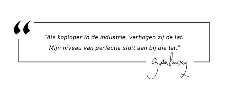 Stylized quote in Dutch with a handwritten signature below.